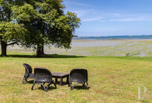 A set of two manor houses overlooks the Bay of Morlaix in Carantec on the north coast of Finistère - photo  n°7